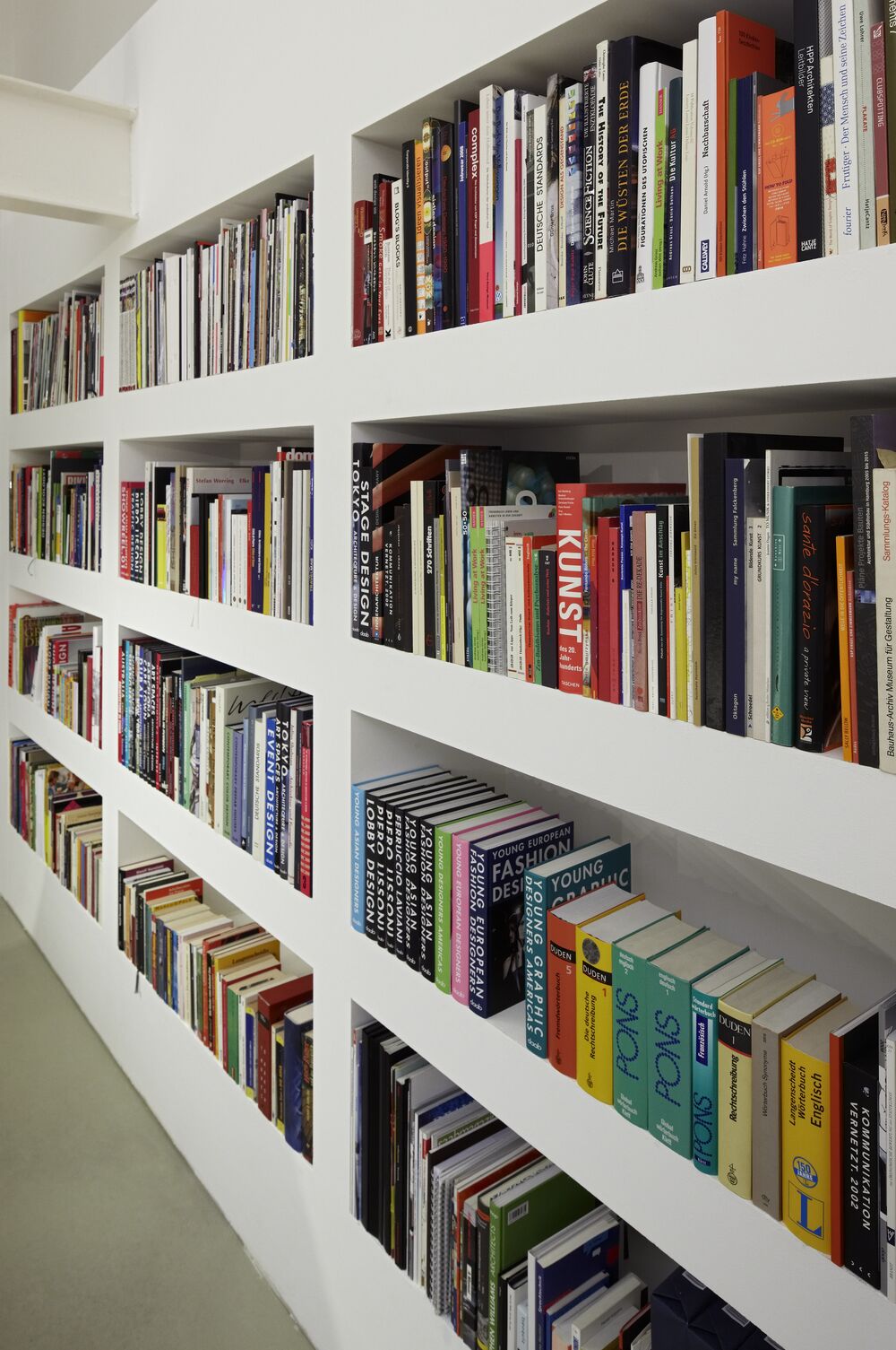 Raumhohe, weiße Bücherregalwand